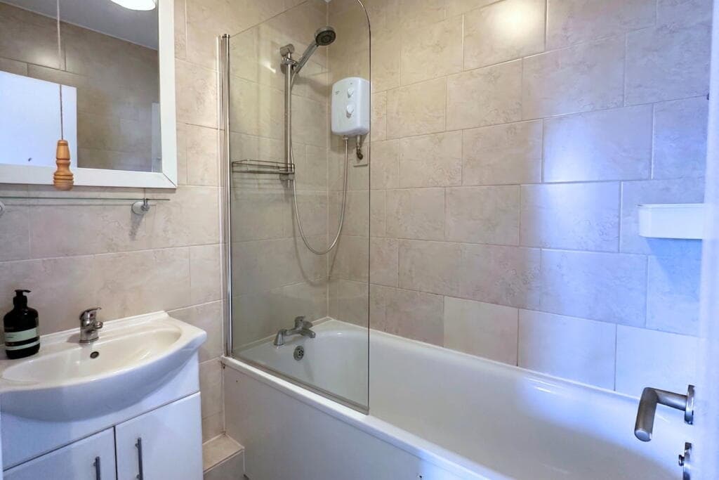 *Cash Buyers Only* A three bedroom apartment in the heart of Battersea — photo 2