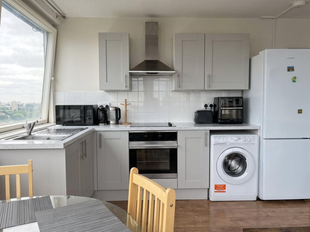 *Cash Buyers Only* A three bedroom apartment in the heart of Battersea — photo 3