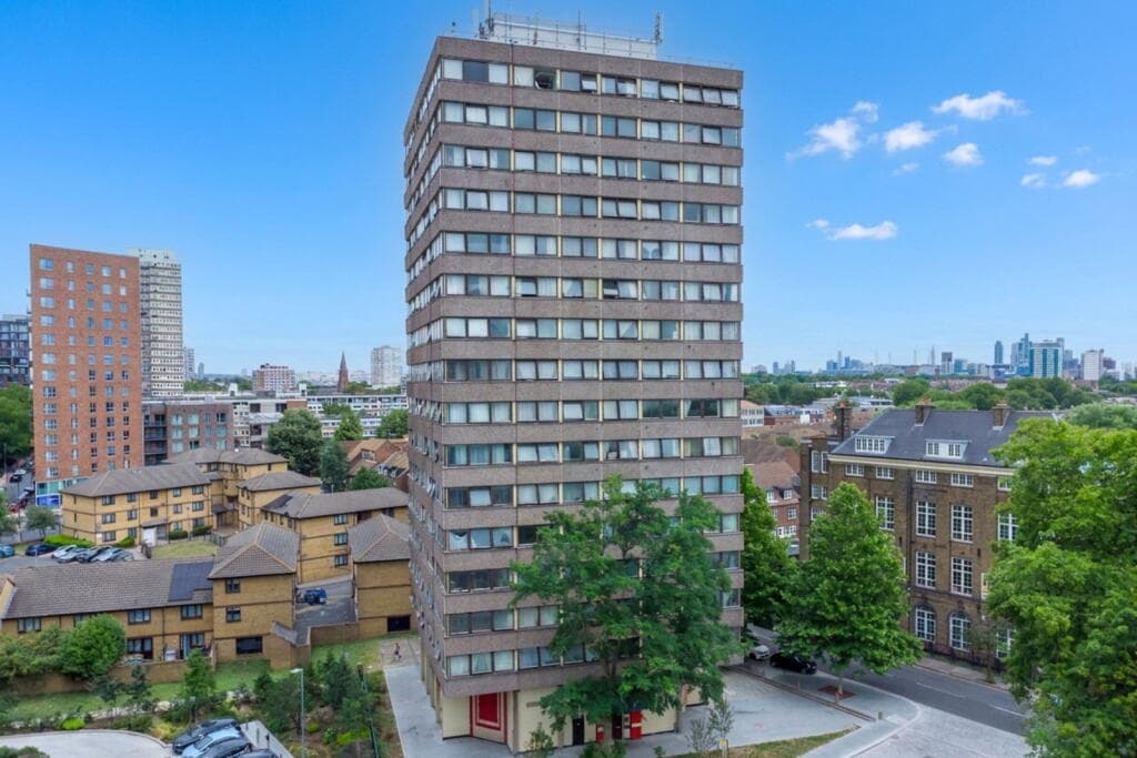 *Cash Buyers Only* A three bedroom apartment in the heart of Battersea — photo 5