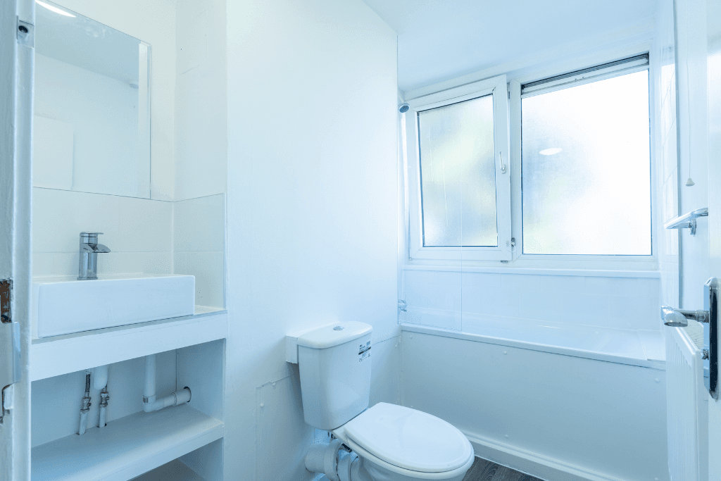 A three bedroom split level flat fully refurbished — photo 4
