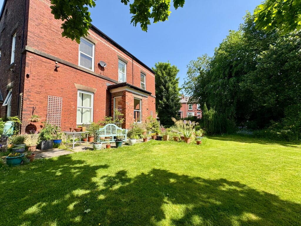 An exceptional 8-bedroom detached residence — photo 2