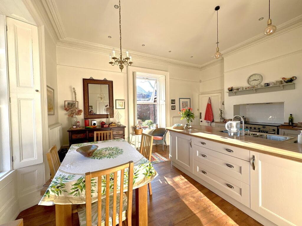 An exceptional 8-bedroom detached residence — photo 5