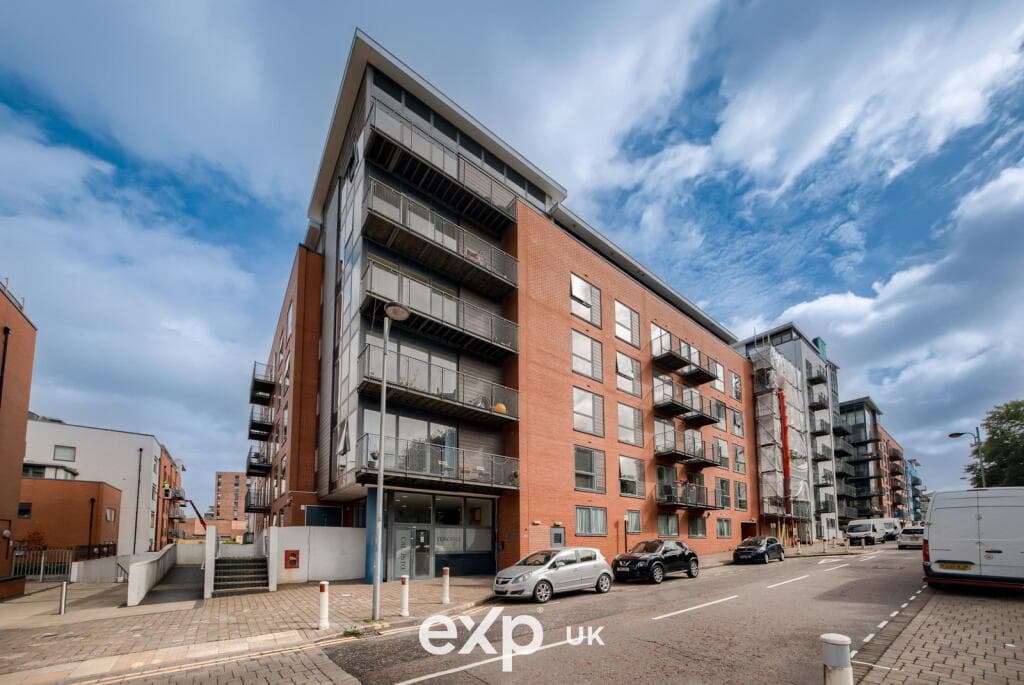 Spacious first-floor two-bedroom apartment- Great Location