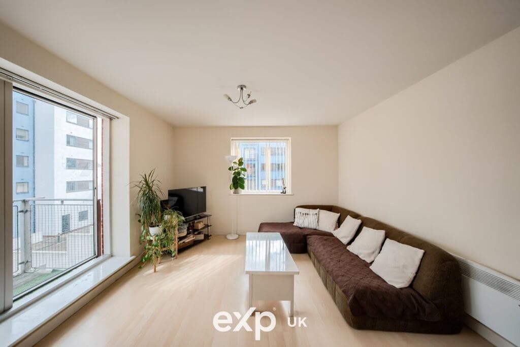 Spacious first-floor two-bedroom apartment- Great Location — photo 5