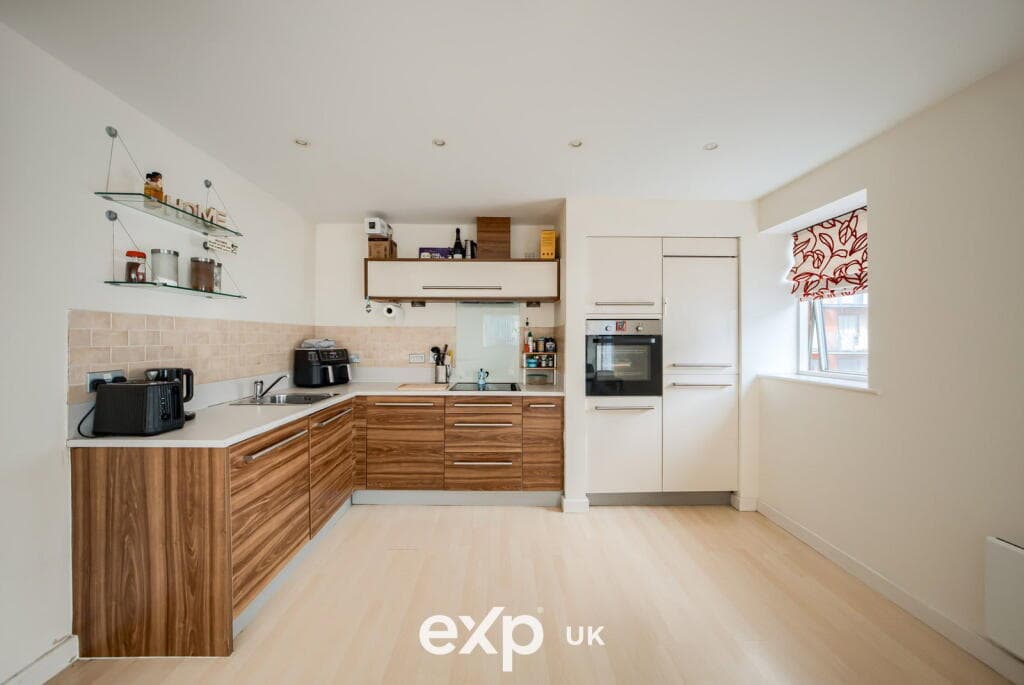 Spacious first-floor two-bedroom apartment- Great Location — photo 4