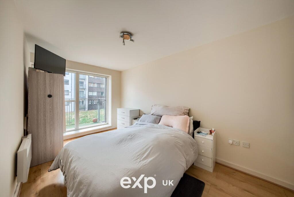 Spacious first-floor two-bedroom apartment- Great Location — photo 8