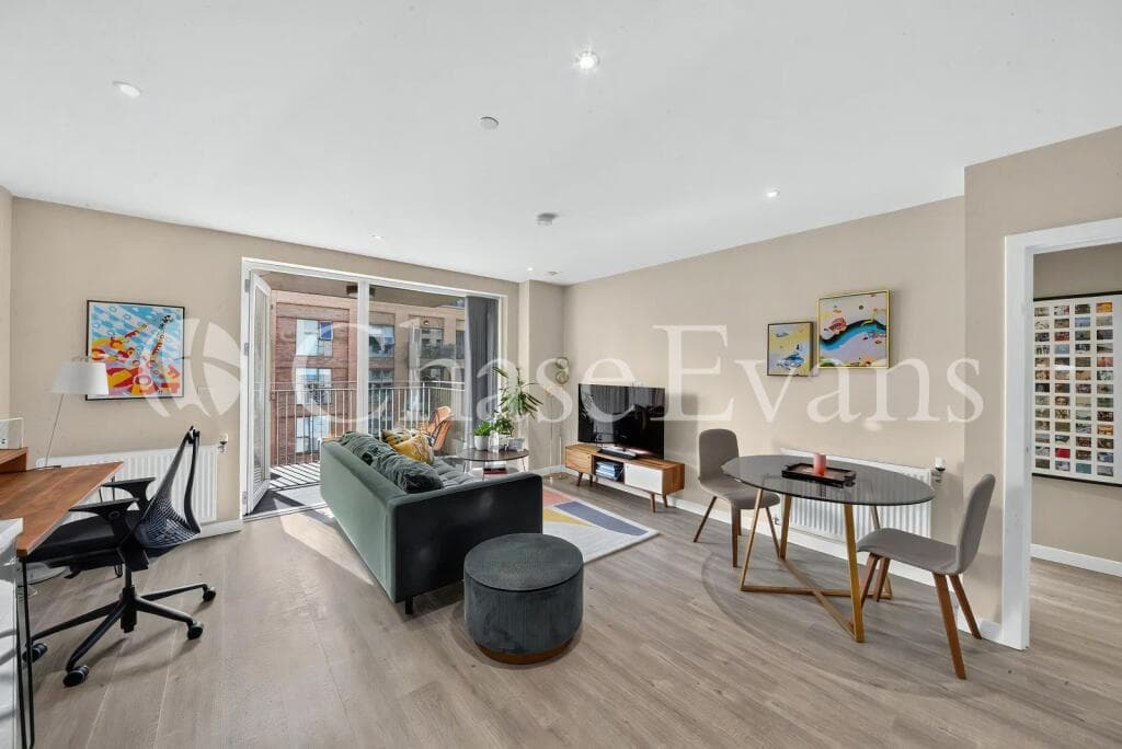 1 Bedroom fully furnished flat with balcony views and communal garden