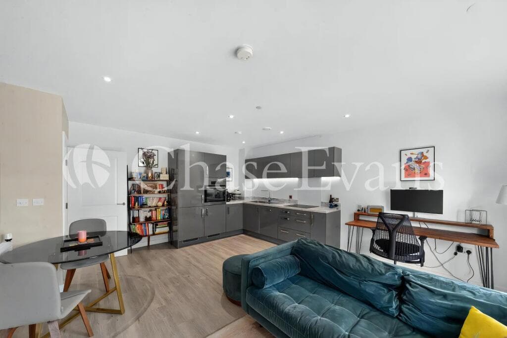 1 Bedroom fully furnished flat with balcony views and communal garden — photo 2