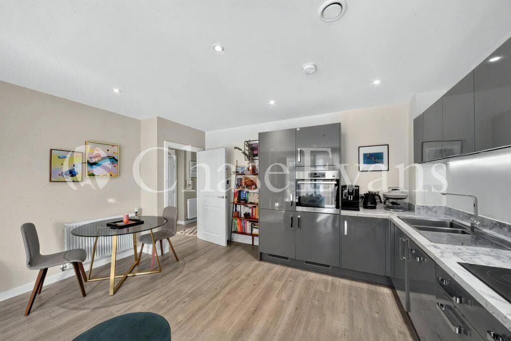 1 Bedroom fully furnished flat with balcony views and communal garden — photo 4