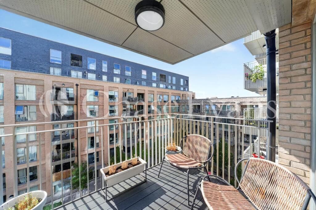 1 Bedroom fully furnished flat with balcony views and communal garden — photo 8