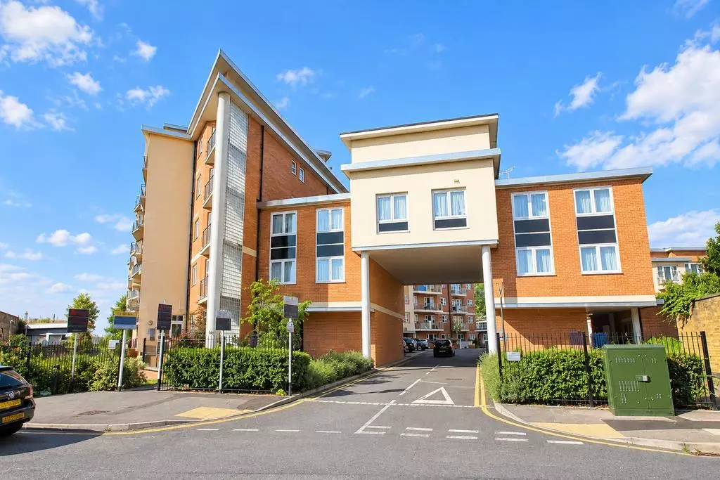 2 bedroom flat with open plan reception and kitchen