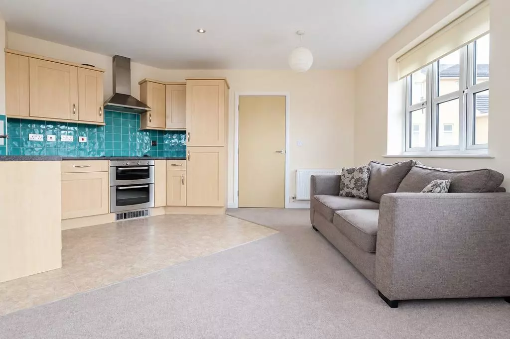 2 bedroom flat with open plan reception and kitchen — photo 4