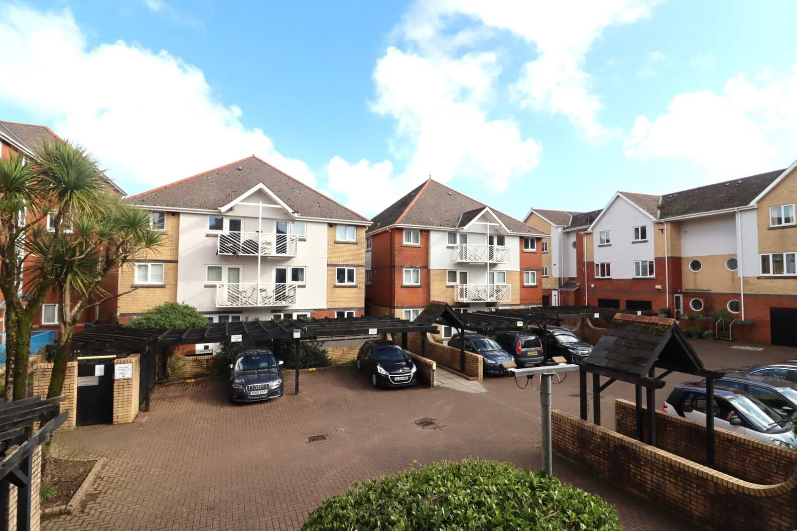 2 Bedroom Maisonette with Balcony and Courtyard access