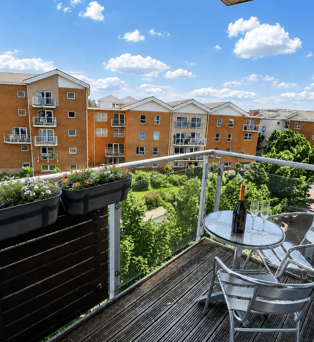 1 Bedroom Flat with Balcony, communal gym and pool
