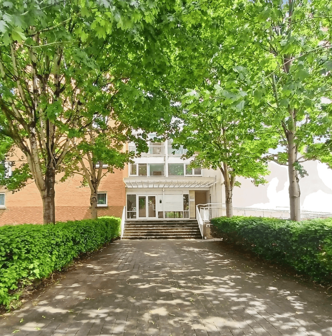 1 Bedroom Flat with Balcony, communal gym and pool — photo 3