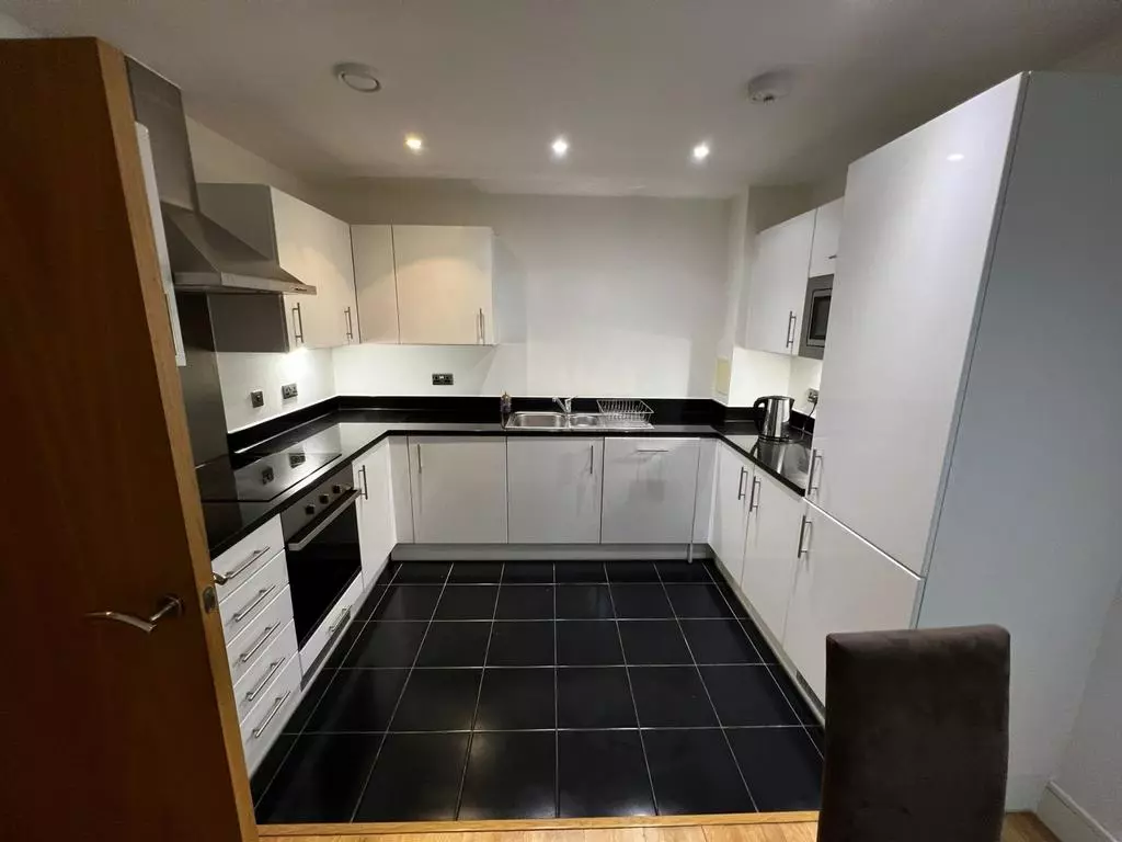 1 Bedroom Flat with Balcony — photo 3