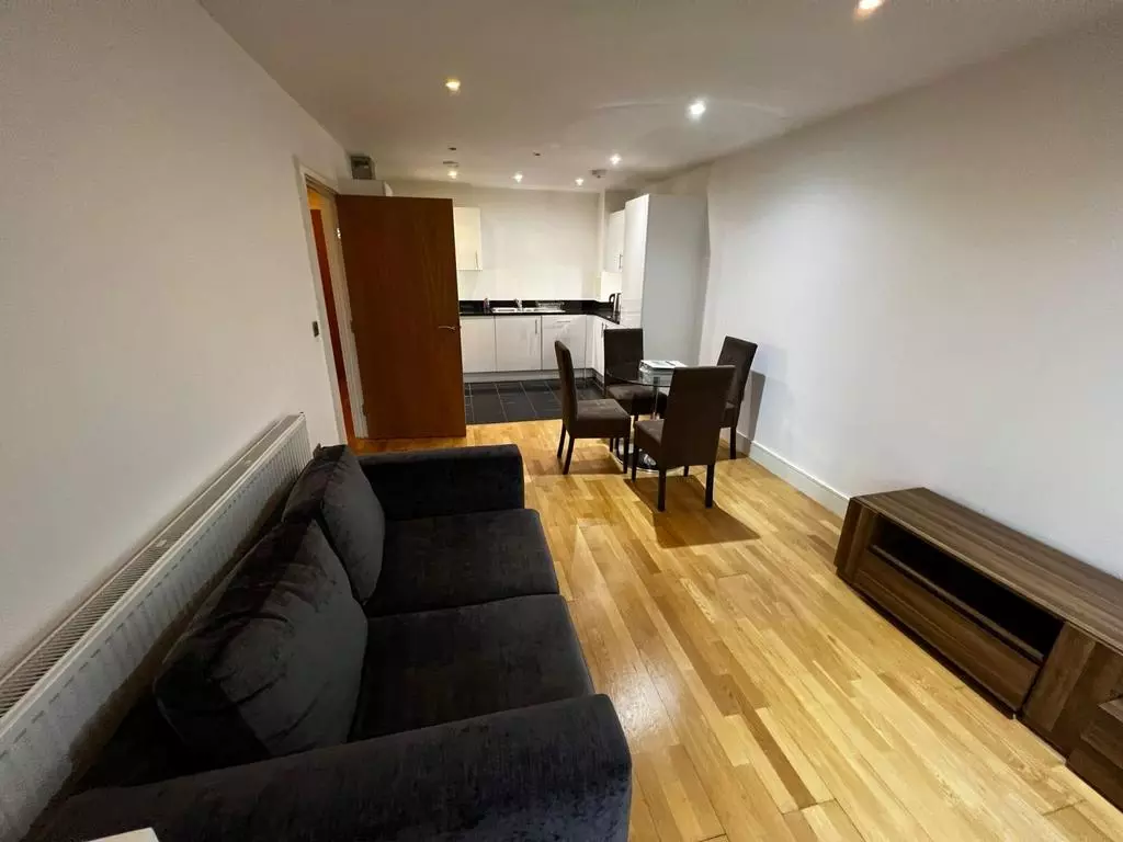 1 Bedroom Flat with Balcony — photo 2